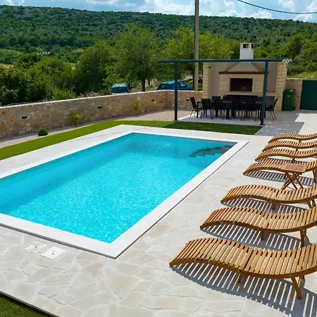 Vallis With Pool