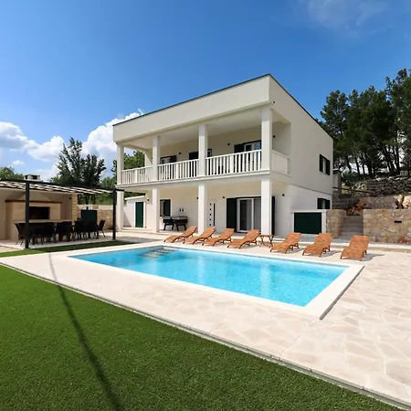 Vallis With Pool *
