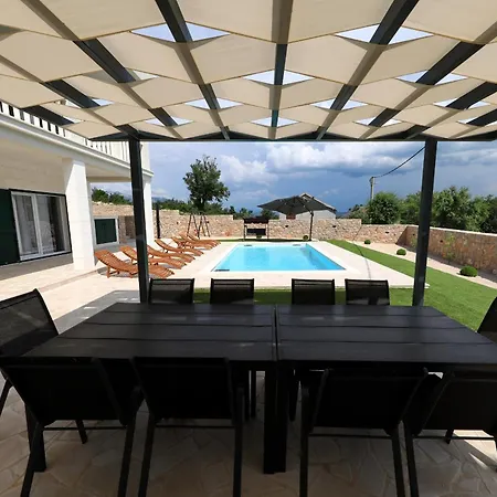 Vallis With Pool Villa