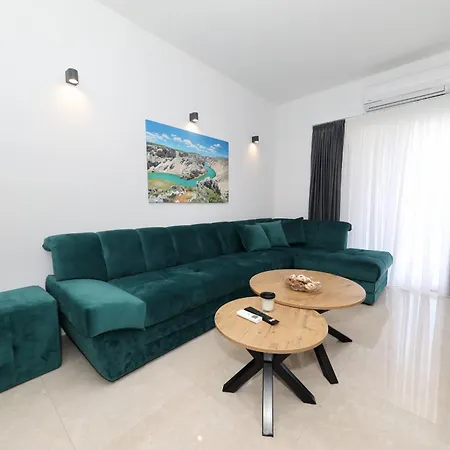 Villa Vallis With Pool