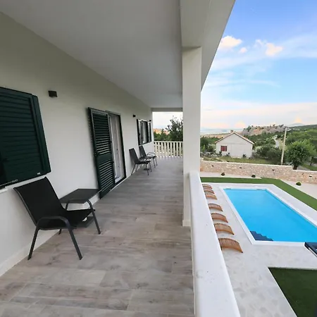 Vallis With Pool *