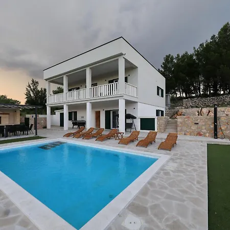 Villa Vallis With Pool
