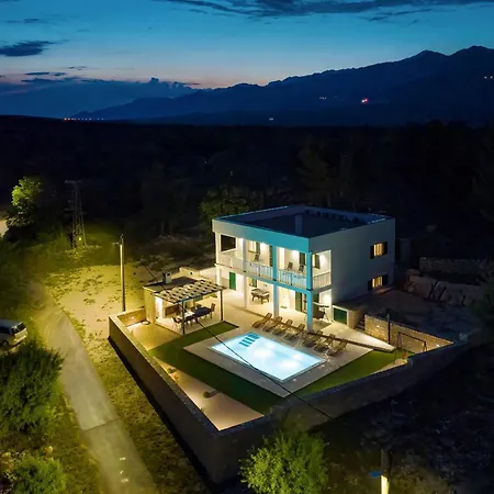 Vallis With Pool