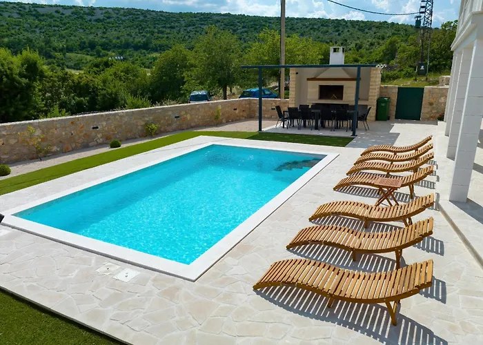 Vallis With Pool