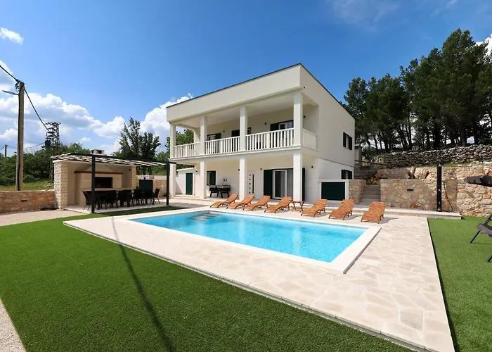 Vallis With Pool *
