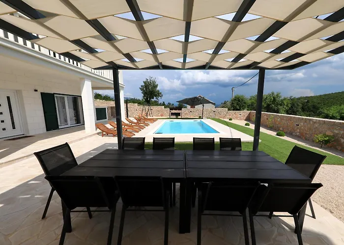 Vallis With Pool Villa