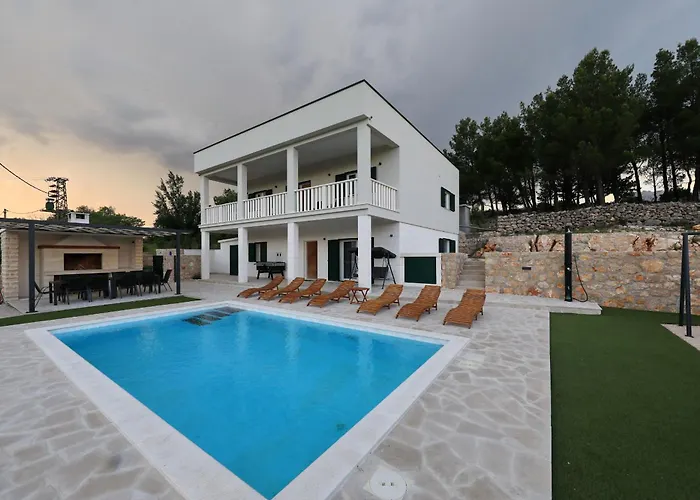 Villa Vallis With Pool