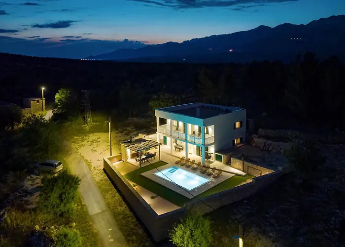 Vallis With Pool