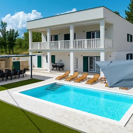Vallis With Pool *
