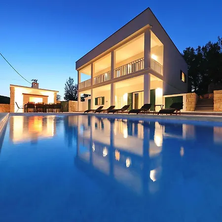 Villa Vallis With Pool