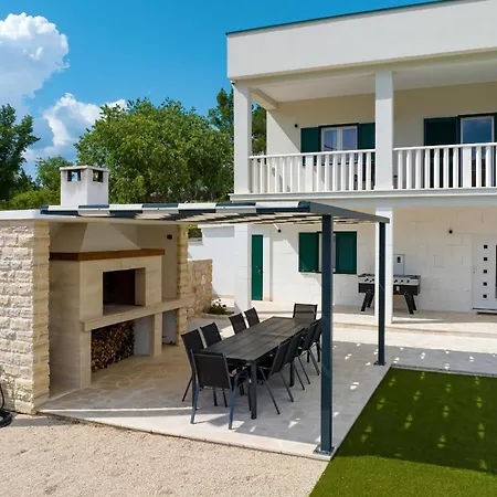 Vallis With Pool Vila