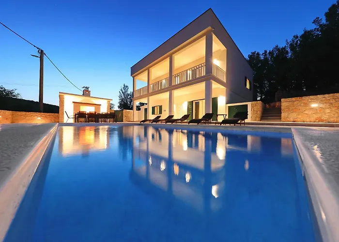 Villa Vallis With Pool